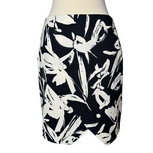 Vintage Banana Republic size 2 Black‎ and White Abstract Tropical Floral Skirt